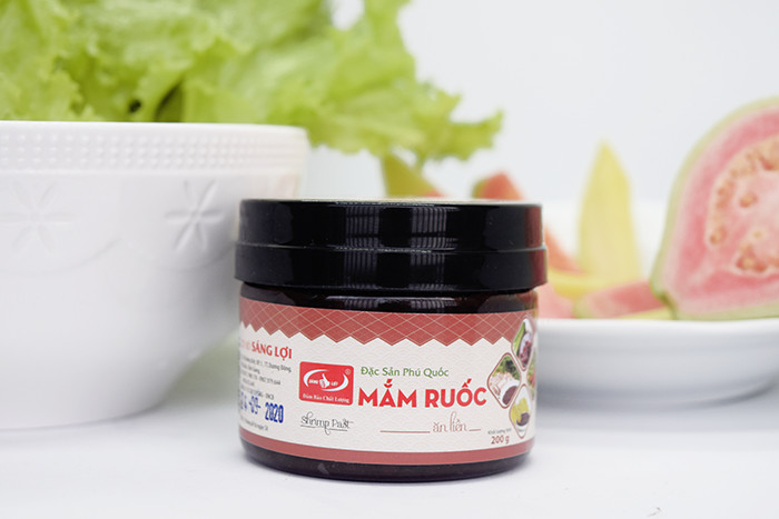 Hũ mắm ruốc ăn liền Phú Quốc bày cạnh trái cây và chén chấm